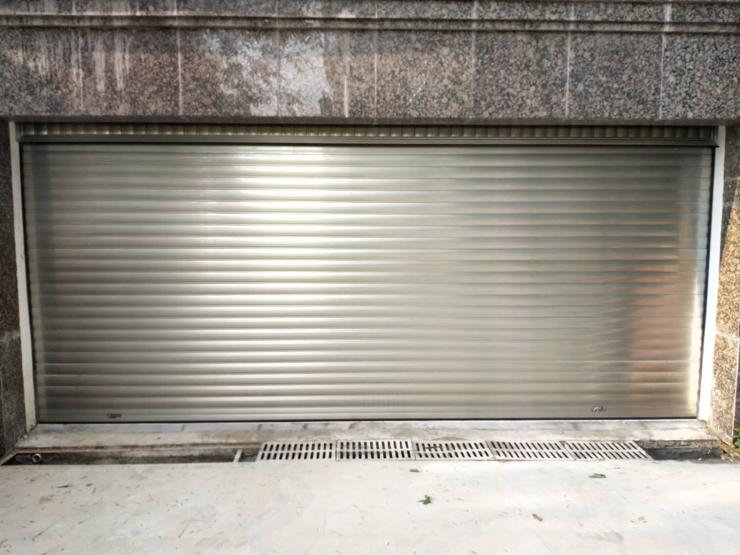 濟(jì)南車庫(kù)門(mén)出現(xiàn)脫軸問(wèn)題怎么解決？